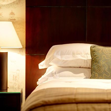The Chester Grosvenor Exteriör bild A bed with a headboard
