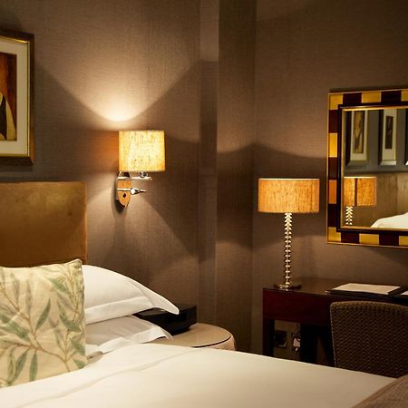 The Chester Grosvenor Exteriör bild A bedroom at the hotel