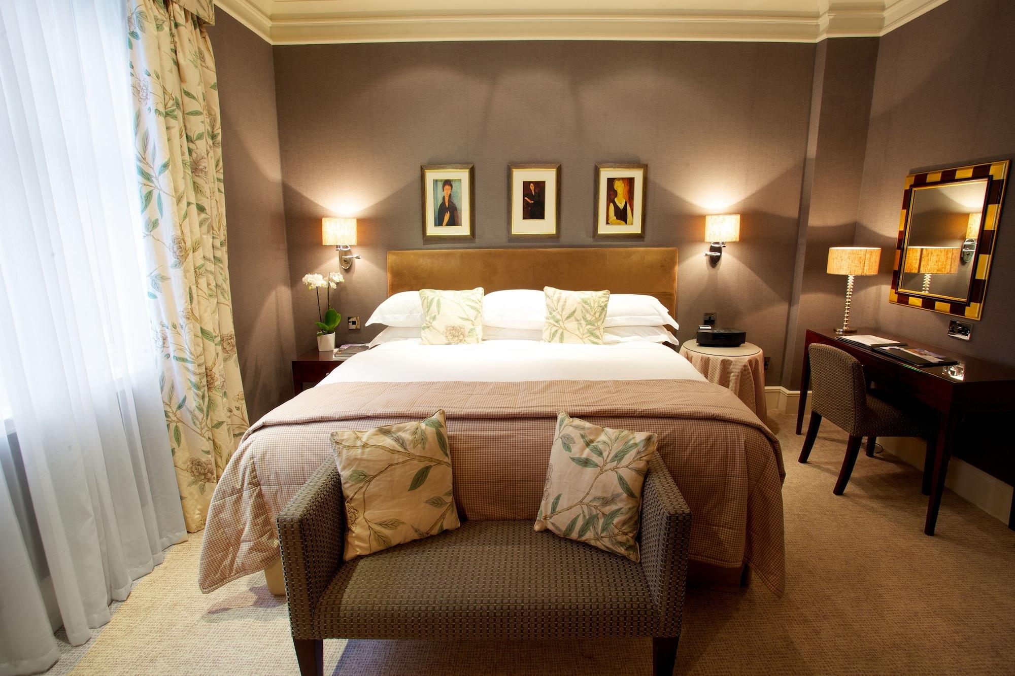 The Chester Grosvenor Exteriör bild A bedroom at the hotel