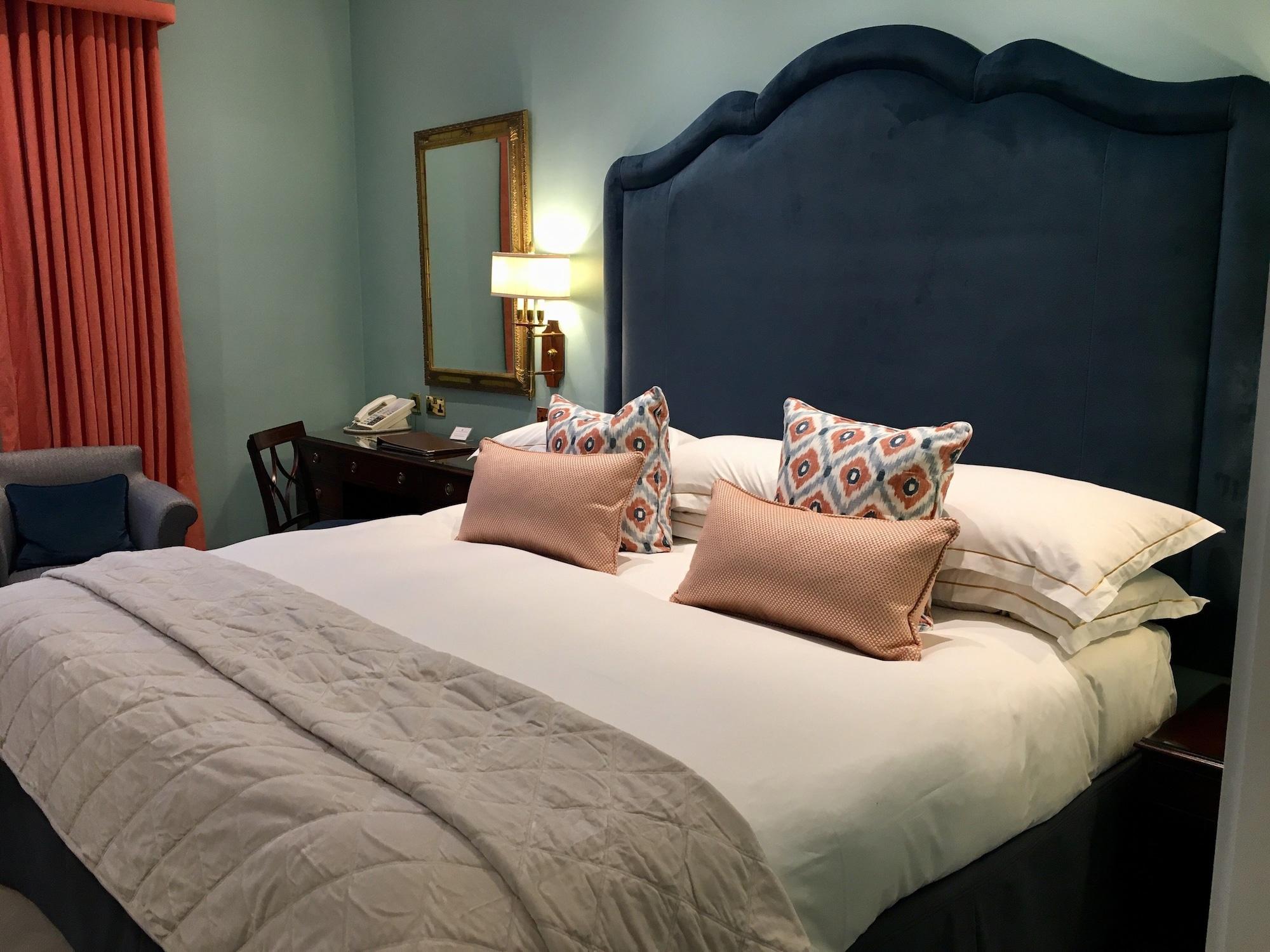 The Chester Grosvenor Exteriör bild A bedroom at the hotel