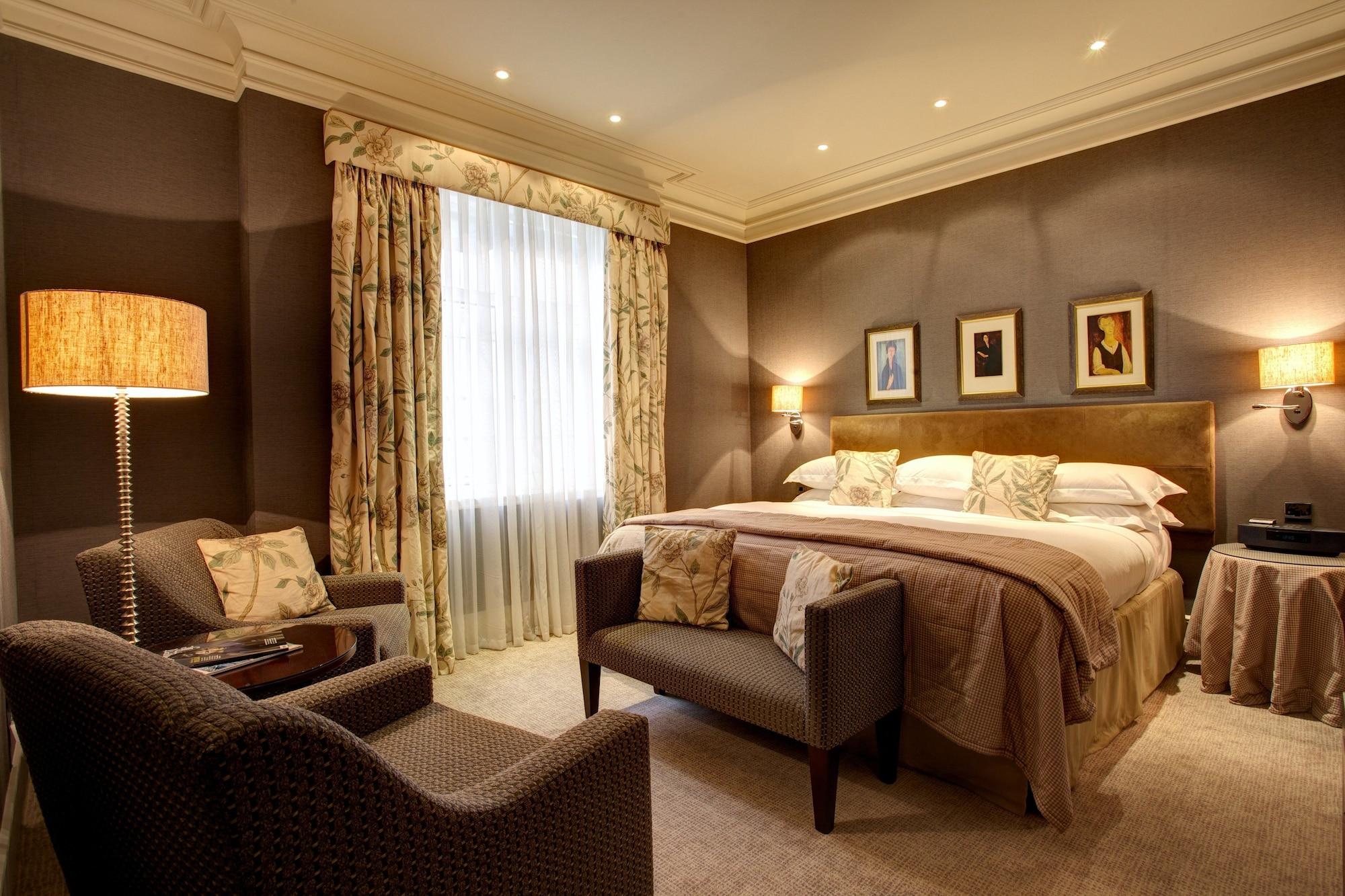 The Chester Grosvenor Exteriör bild A bedroom at the hotel