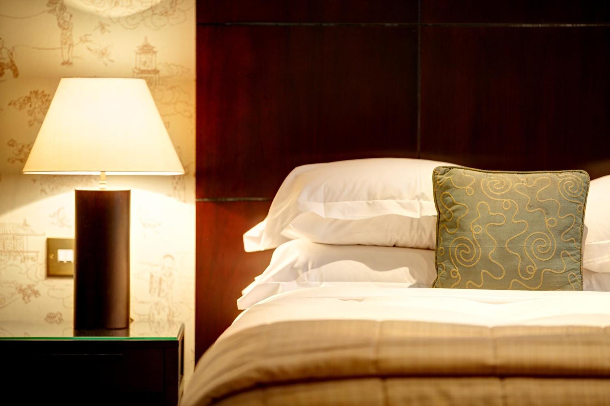 The Chester Grosvenor Exteriör bild A bed with a headboard