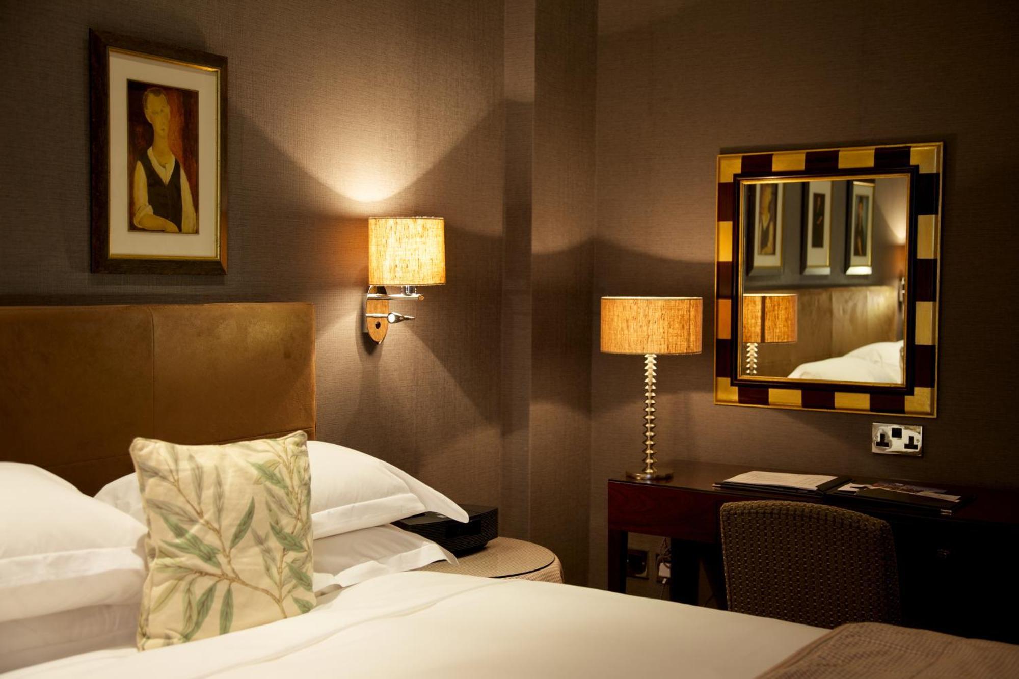 The Chester Grosvenor Exteriör bild A bedroom at the hotel