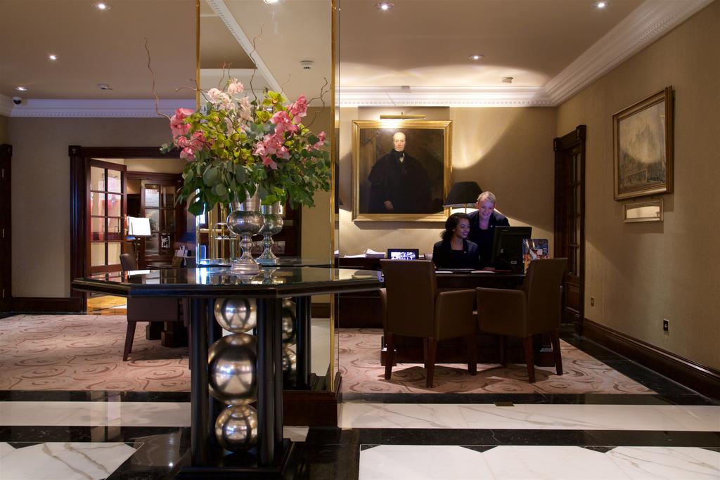 The Chester Grosvenor Exteriör bild The Concierge Desk at the Dorchester