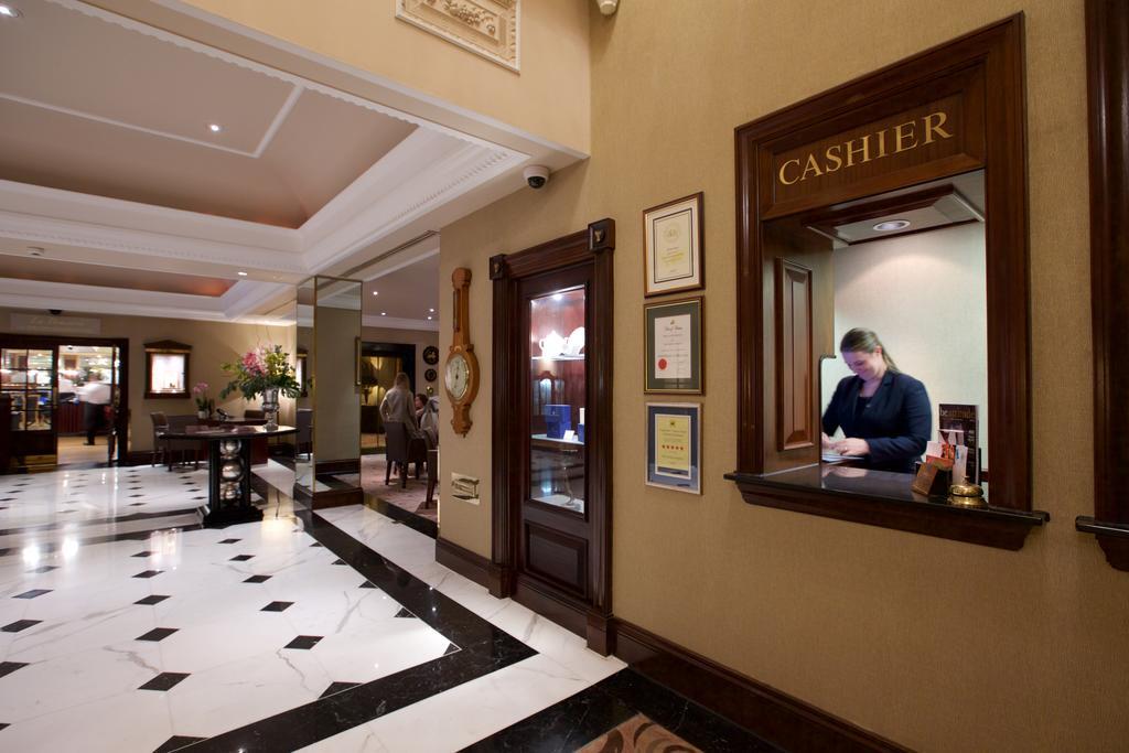 The Chester Grosvenor Exteriör bild A cashier at a hotel