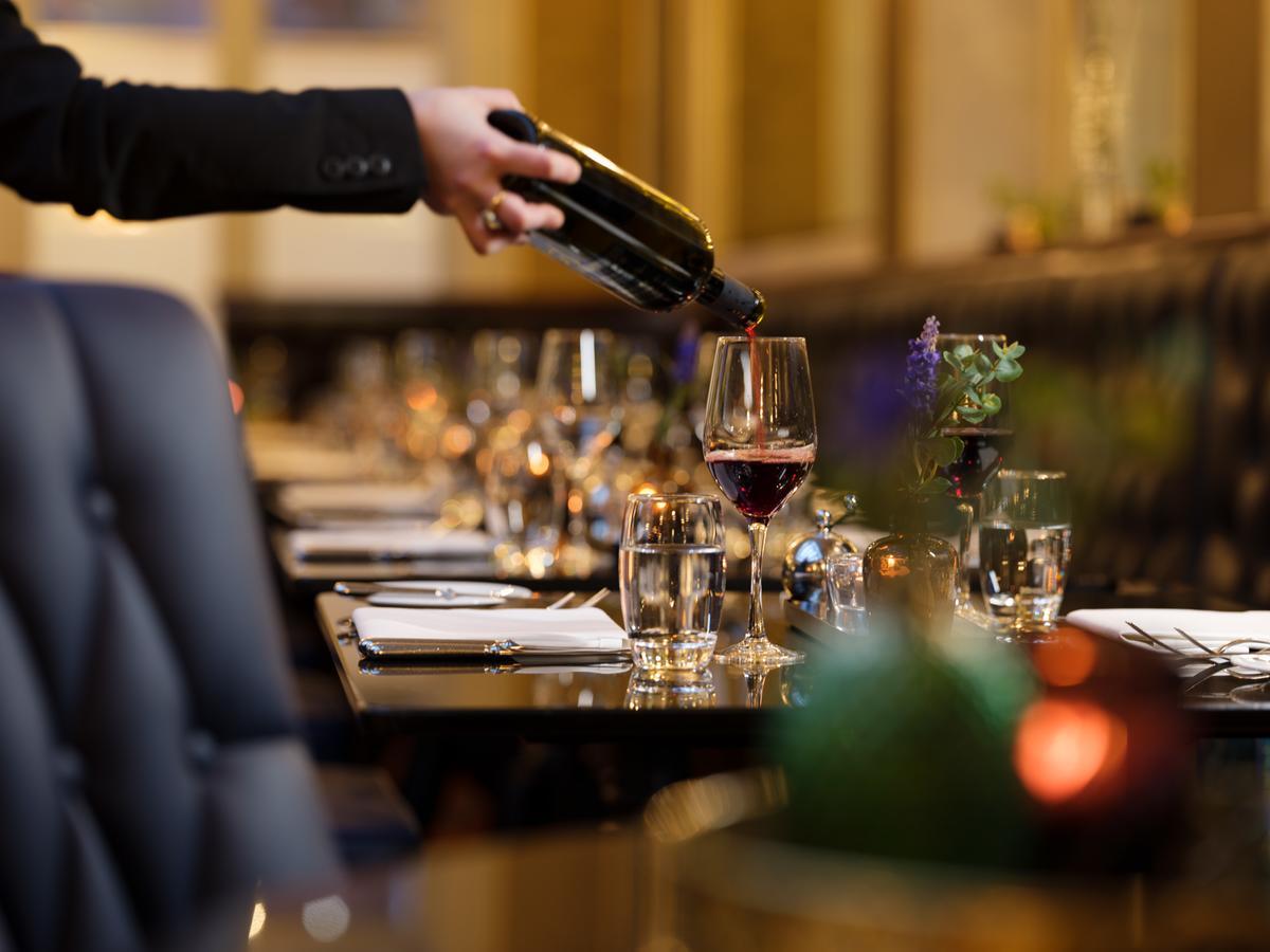 The Chester Grosvenor Exteriör bild Wine being poured